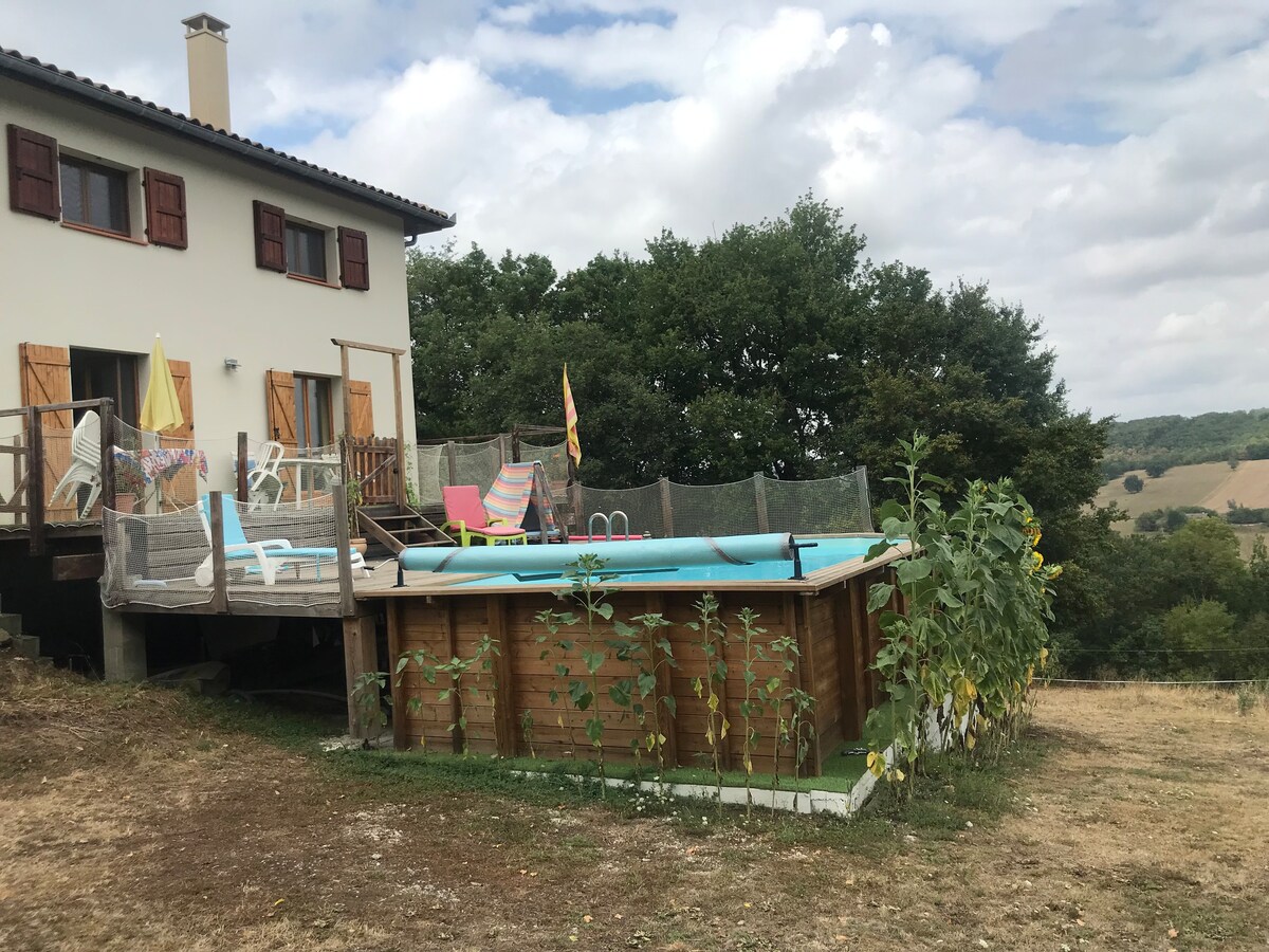 Villa avec piscine, terrain de pétanque au calme