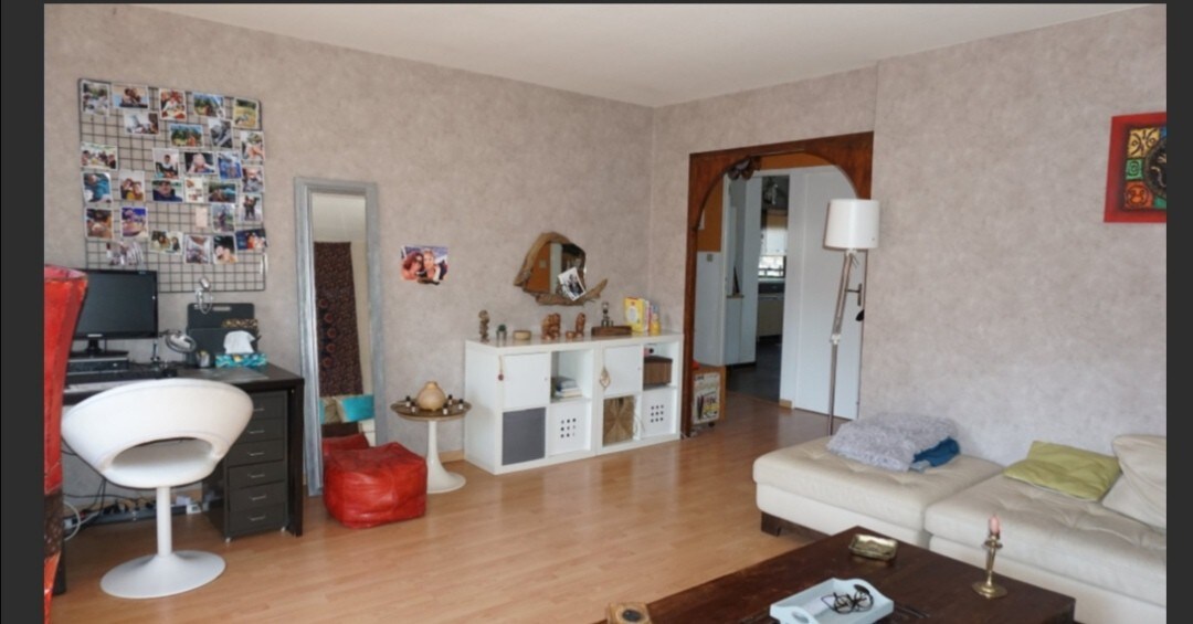 卧室面积14平方米，公寓内设有独立卫生间，面积为93平方米。