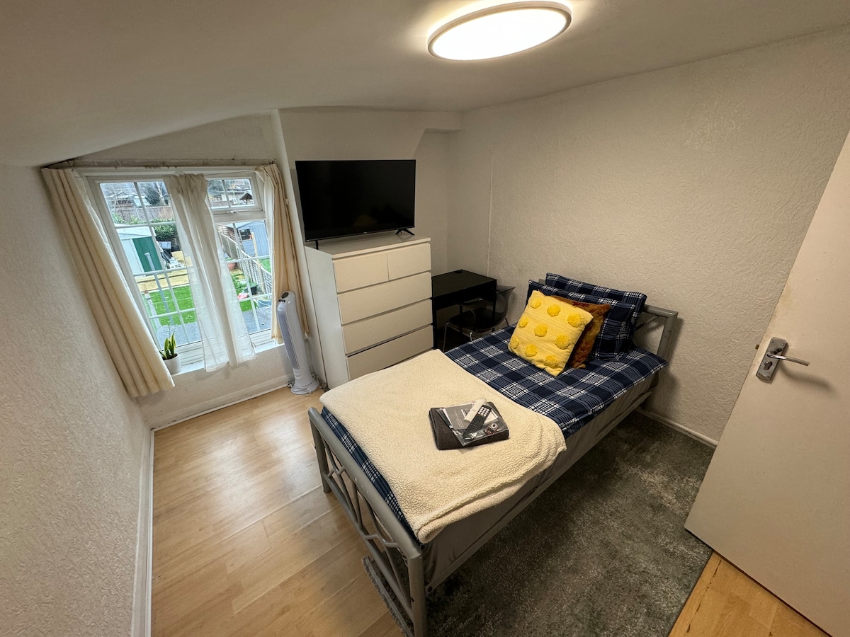 96TR | Single bed bedroom (Edmonton Green)