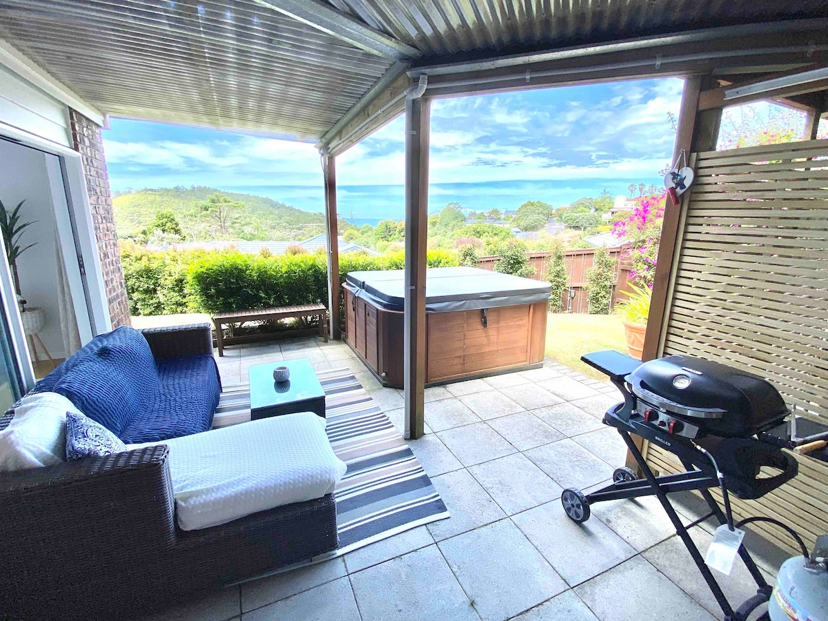 Top rated Fantails apartment with hot tub.