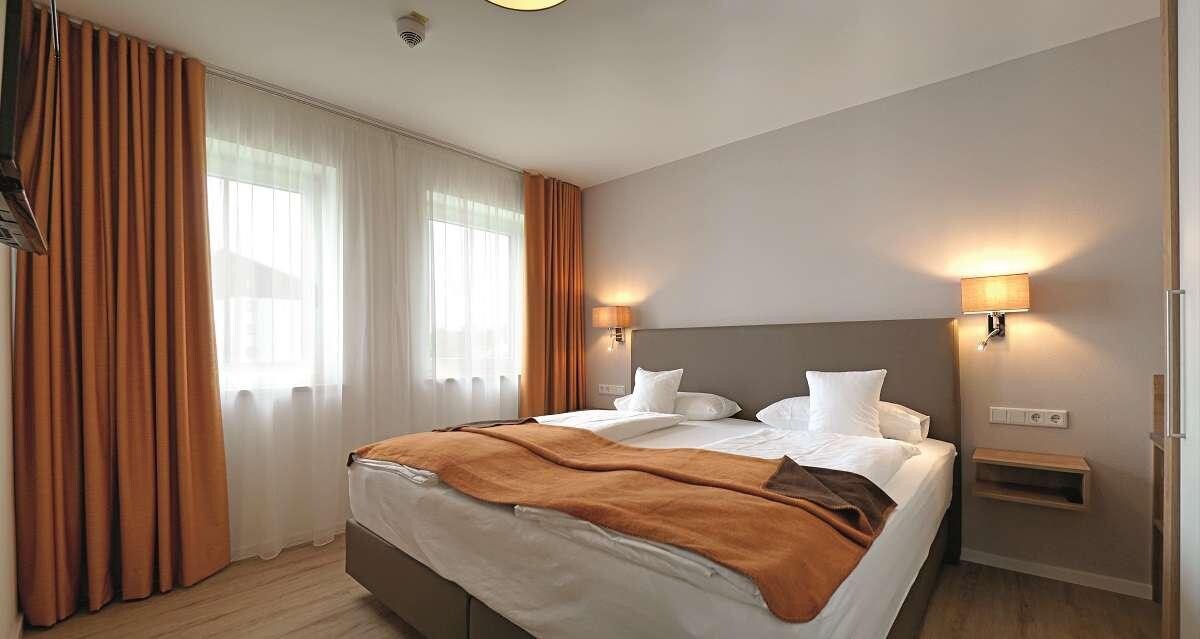 App. Hotel Fidelio (Bad Füssing), Zwei-Zimmer-Suiten Typ 2 (44qm) mit überdachtem Balkon und Boxspringbett