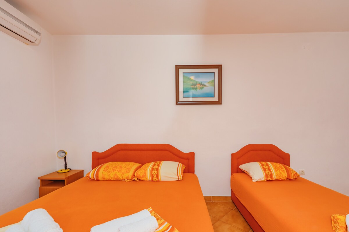 Vila Smilja with Pool - Comfort Apartment with Balcony
