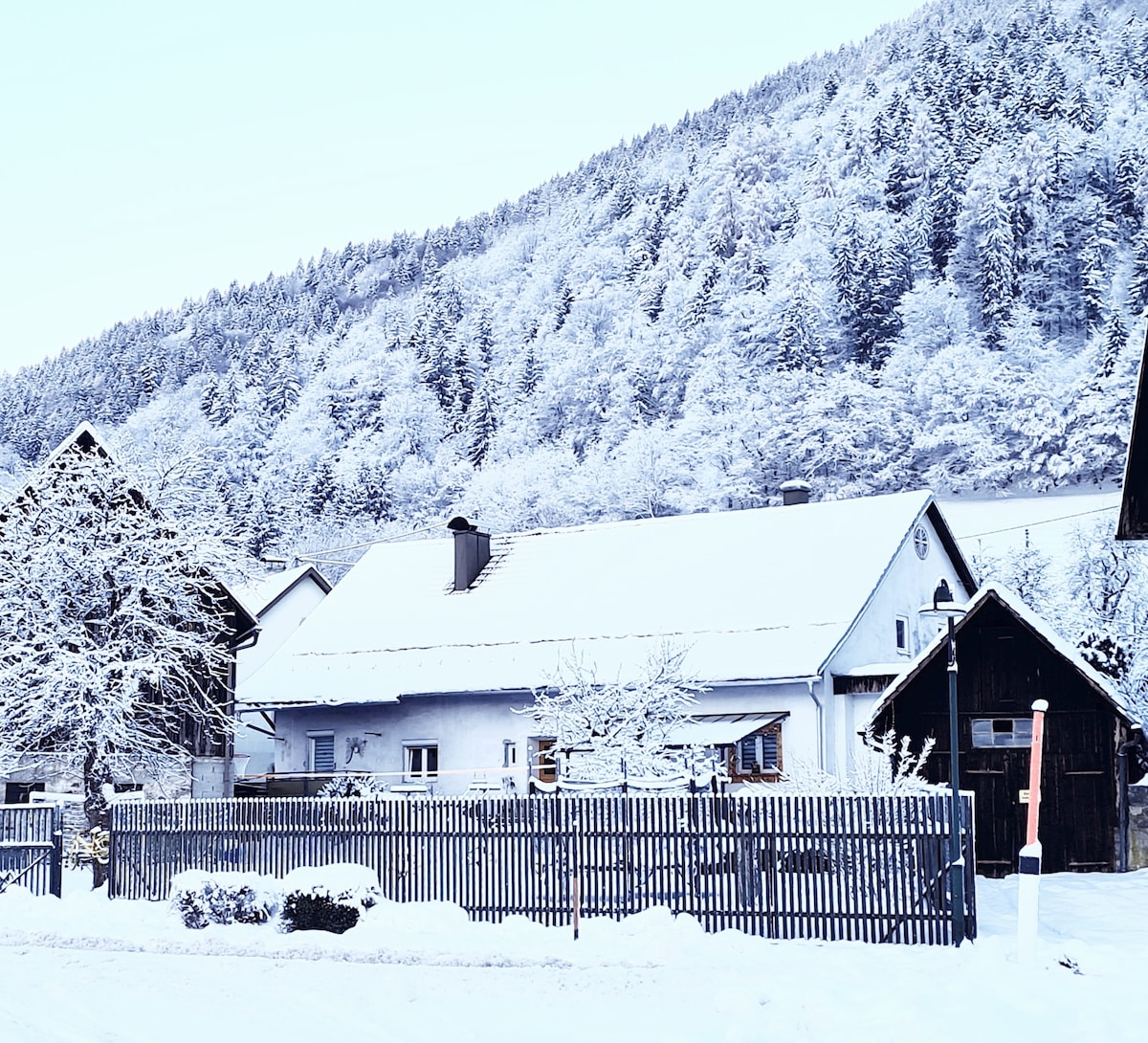 Haus Alpenglück度假公寓和现场停车位