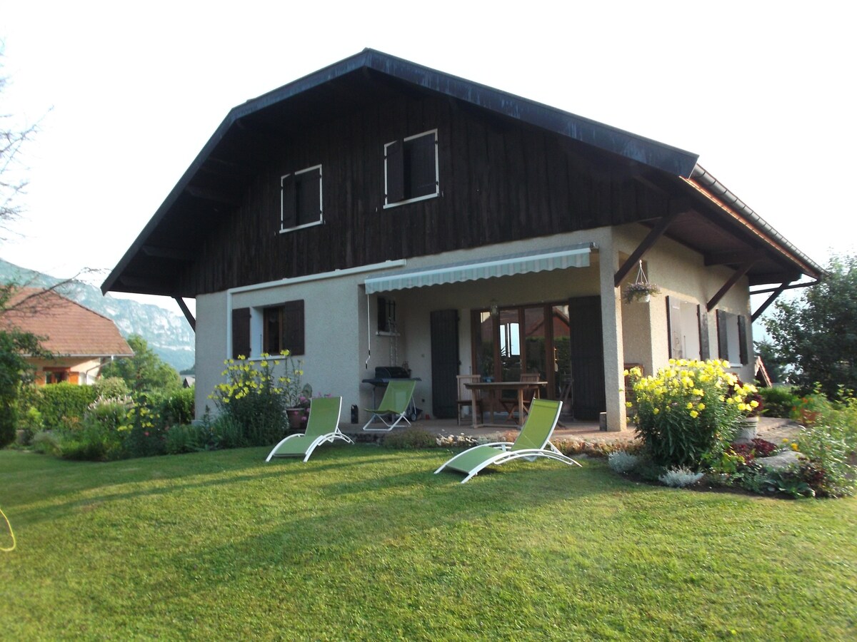 阿讷西湖（ Lake Annecy ）山景附近的Savoyard民宅