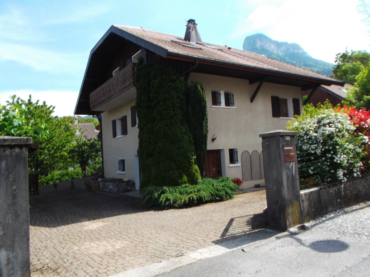 阿讷西湖（ Lake Annecy ）山景附近的Savoyard民宅