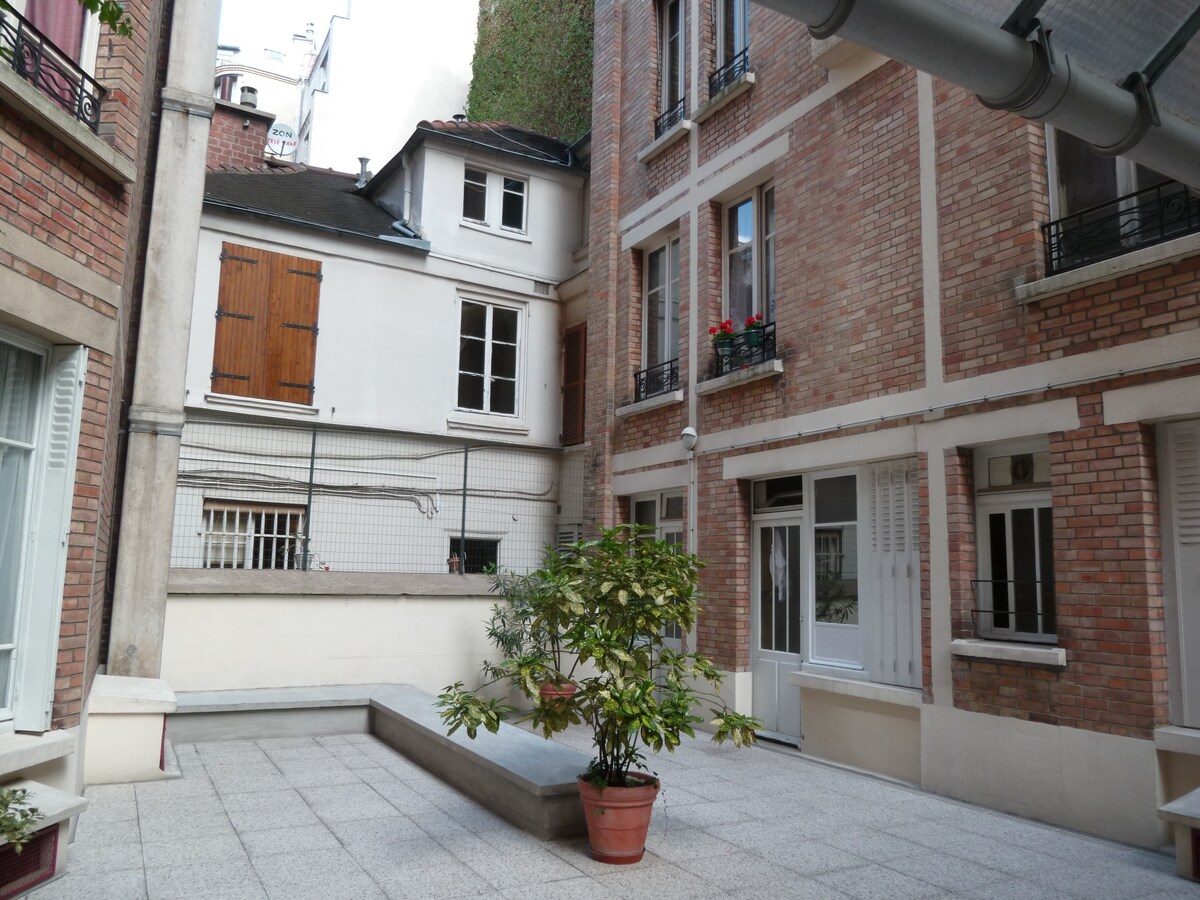 位于巴黎左岸（ Paris Left Bank ）市中心的小型家具单间公寓