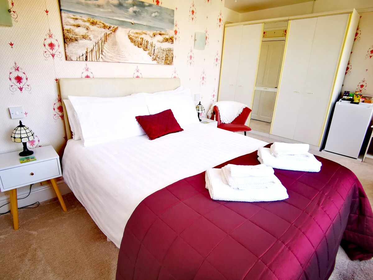 Large comfortable dbl ensuite room inc breakfast