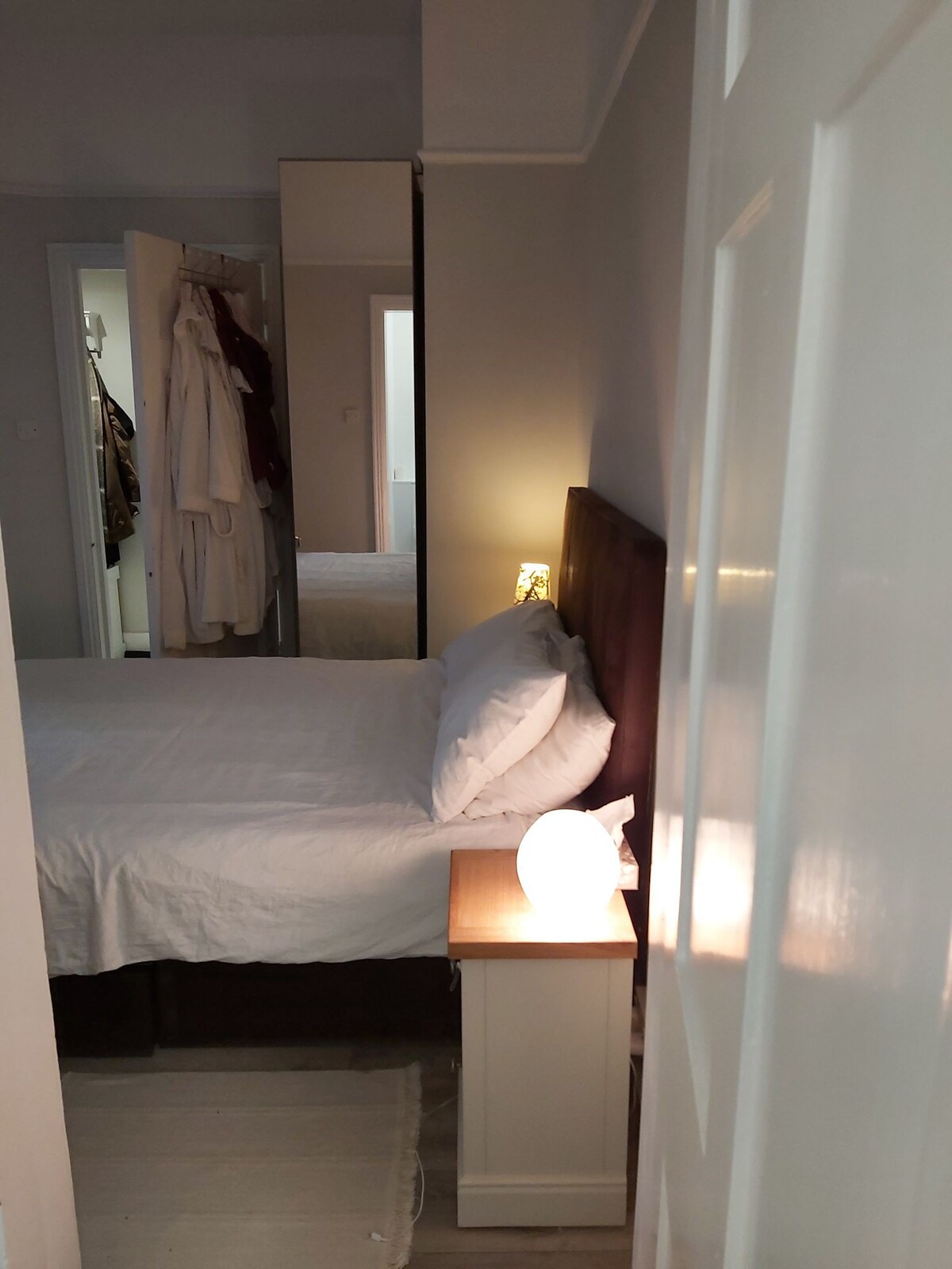 舒适的双人卧室，配备全新的现代化套房