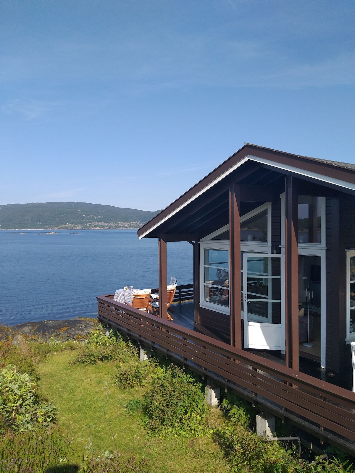 Idylisk hytte 10 m fra fjorden. Egen strand.