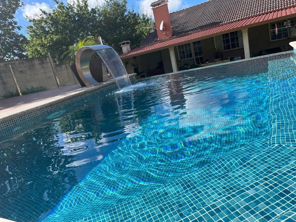 La Casa de las Ranas: Jardín, piscina y barbacoa.