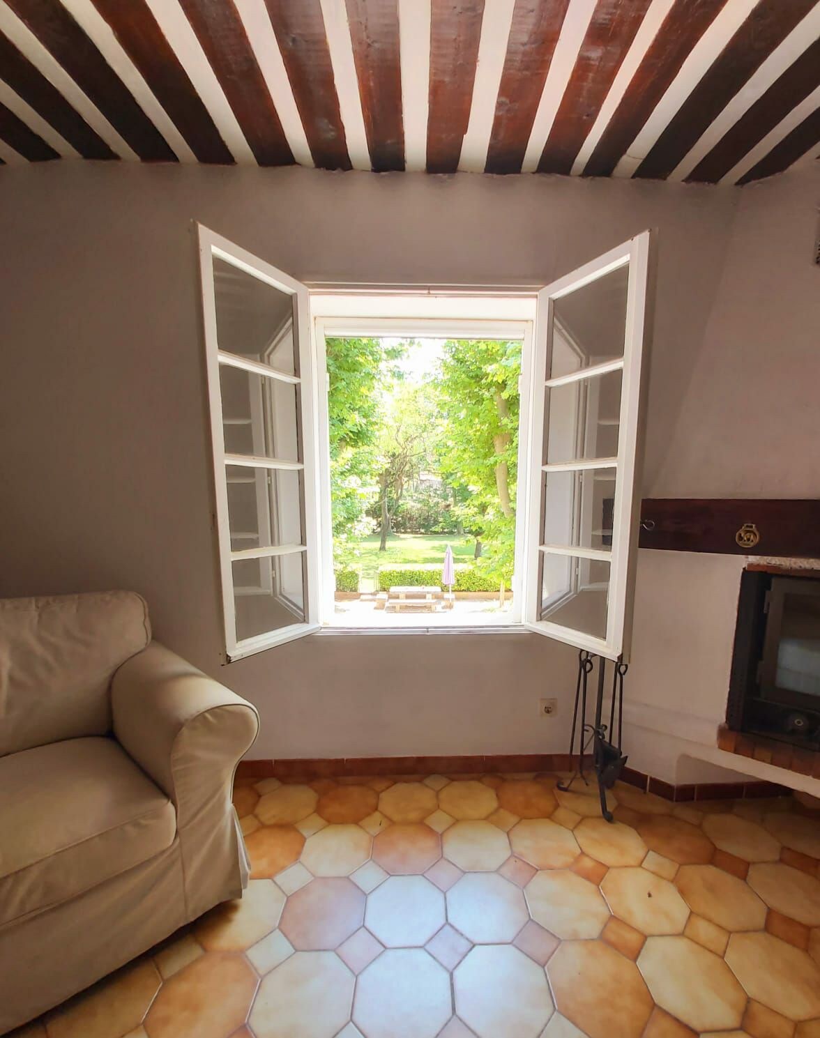 superbe appartement en résidence avec piscine dans le Luberon au pied du colorado provencal