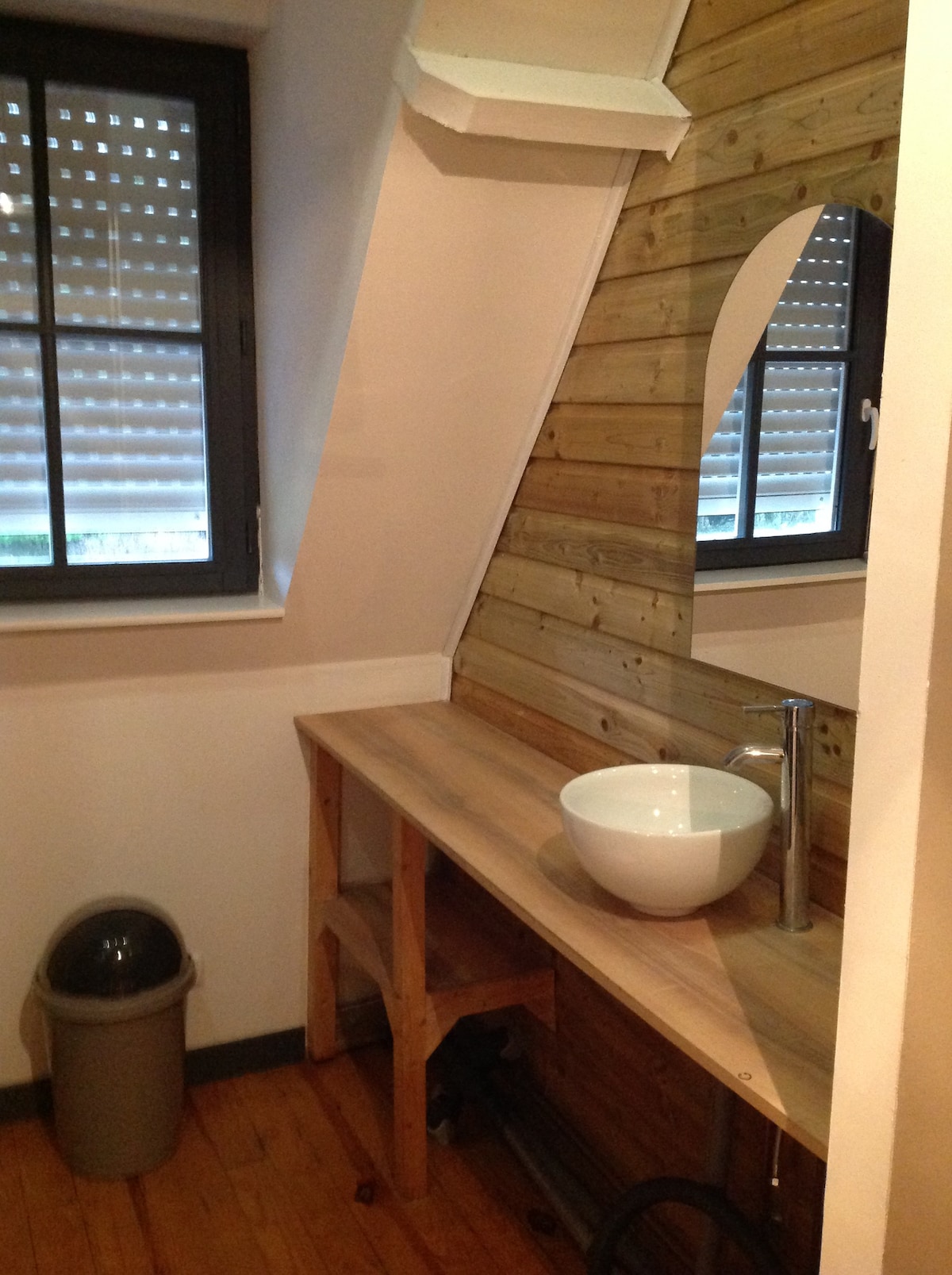 Studio indépendant avec salle d'eau,wc  cuisinette