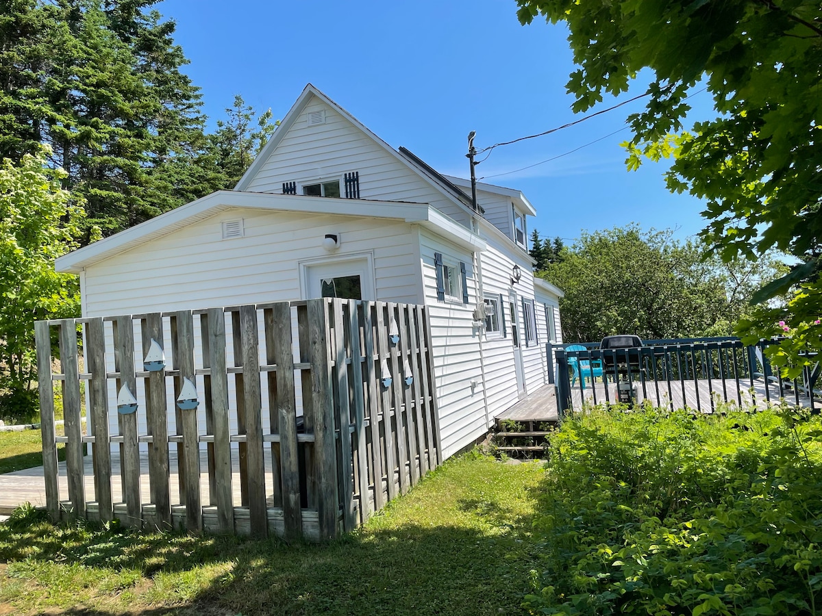 卡博特小径沿海小屋（ Coastal Cottage on the Cabot Trail ）