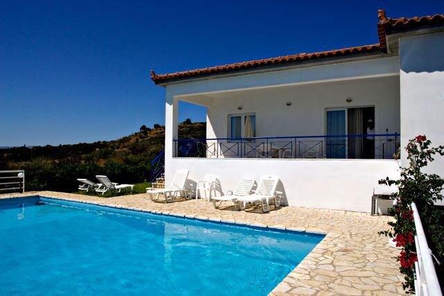 Urania别墅，带私人游泳池，可欣赏海景。获得EOT许可。
