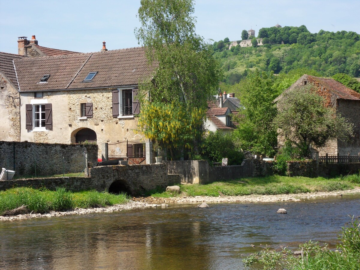 Vézelay附近的河边农舍