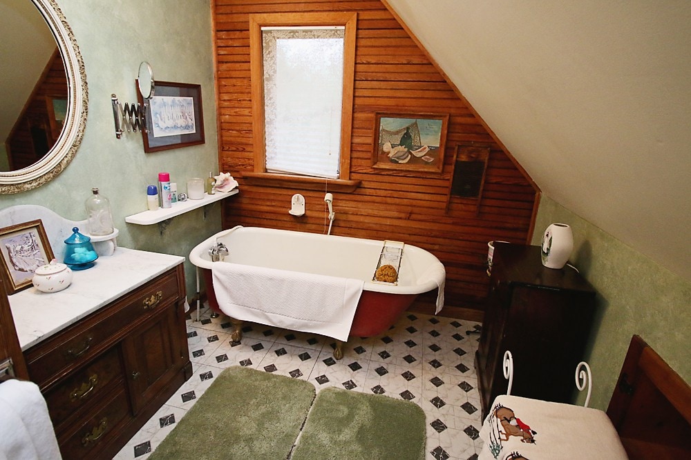 McIntosh Room (private bathroom) w/ Loft - Ebenezer House Bed and Breakfast