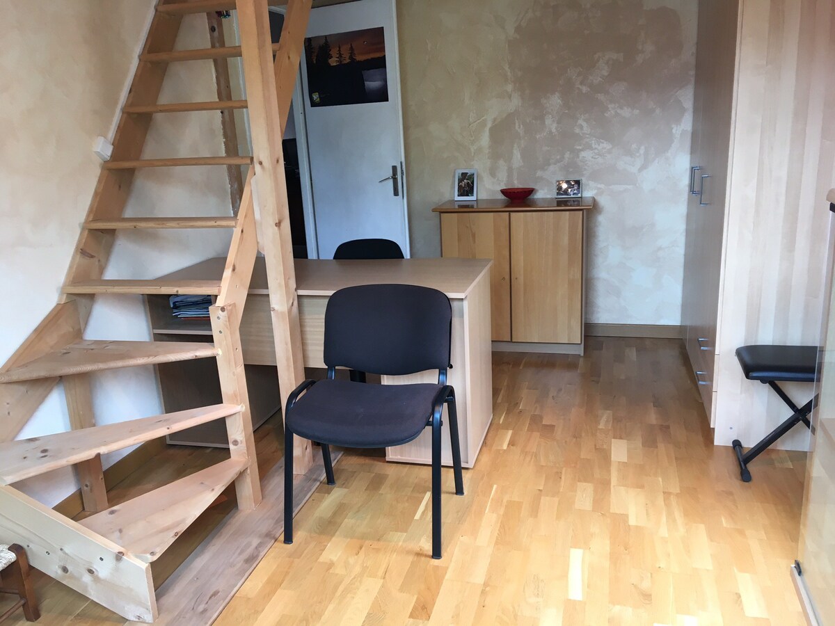 Une chambre 2 avec mezzanine dans maison calme.