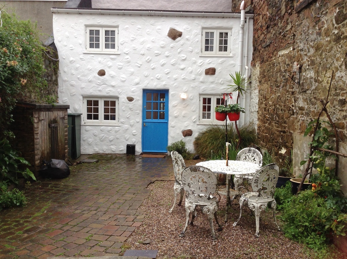 St Helier Courtyard Pied-a-Terre ！