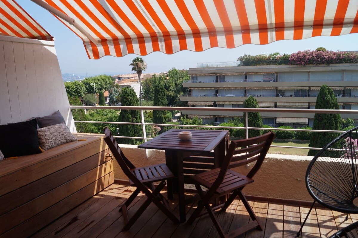 位于游泳池公寓内的St Tropez心脏单间公寓。