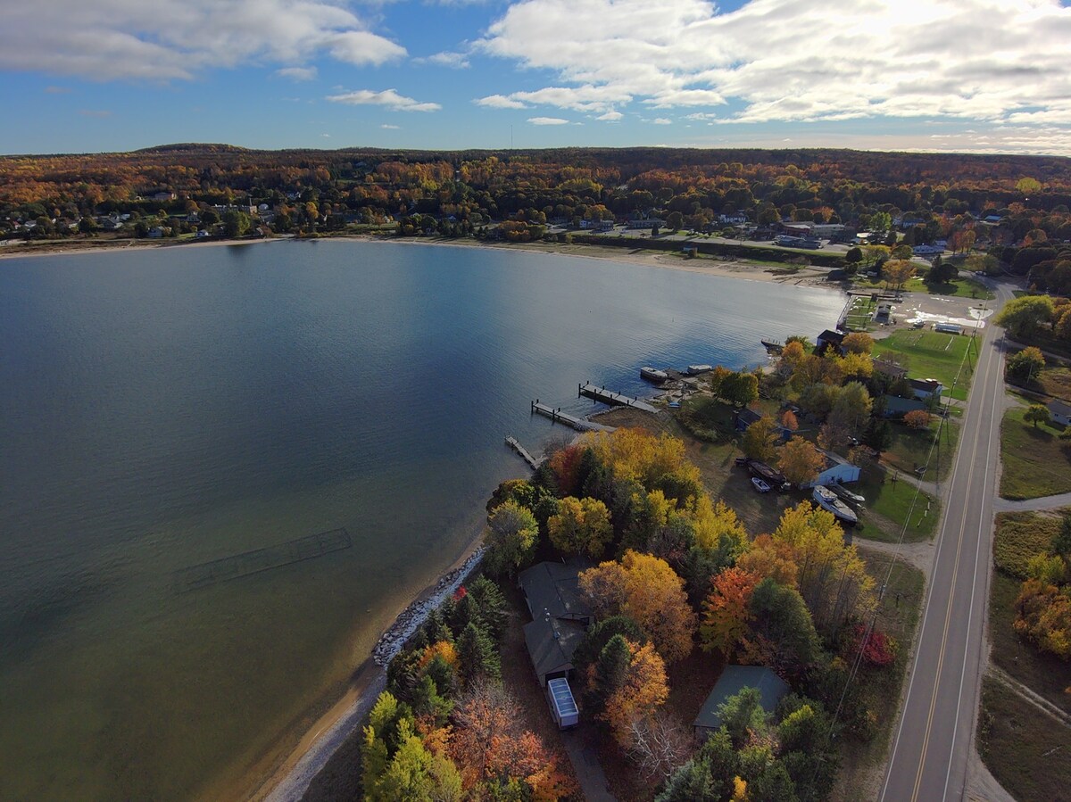 在美丽的玛黑区（ Grand Marais ）停靠海湾！