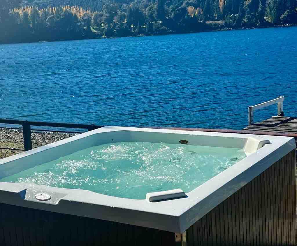 Lake jacuzzi best cabin  quetrihuebariloche