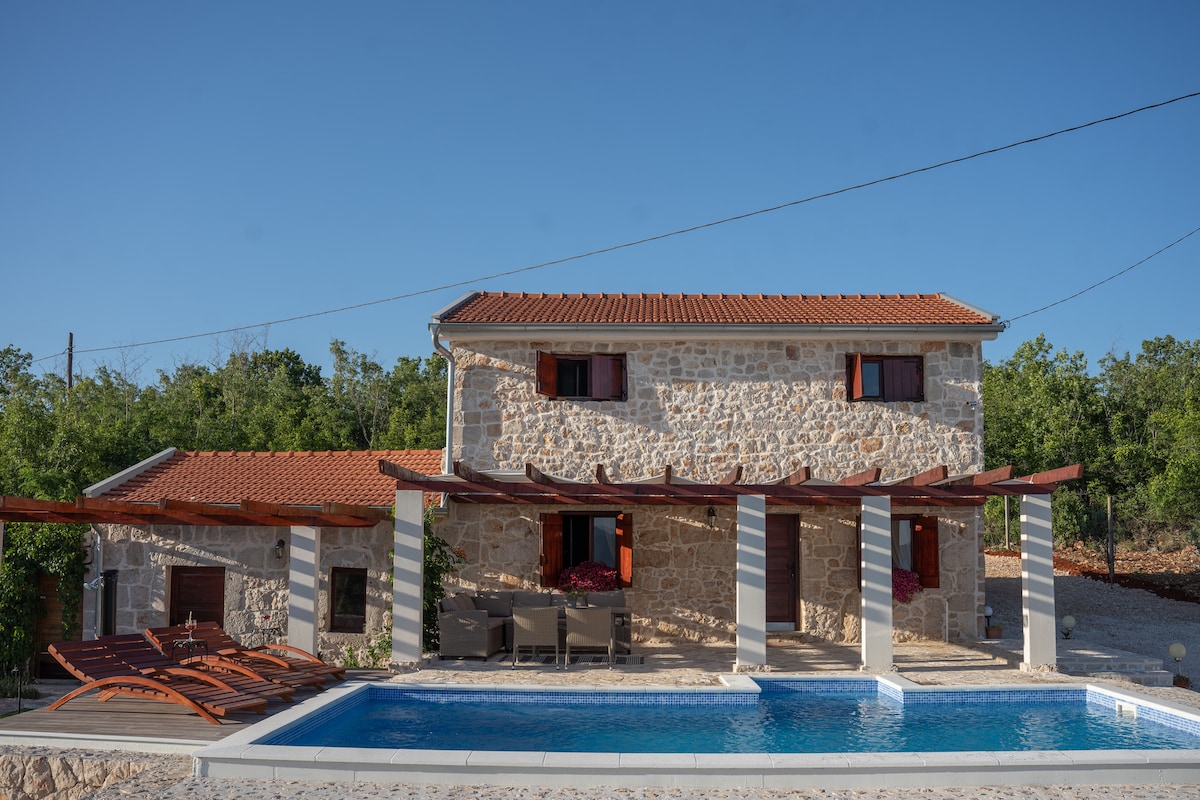 Peaceful Villa Silente with hills view