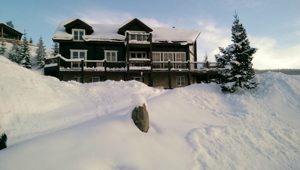 小木屋放置在滑雪道上。