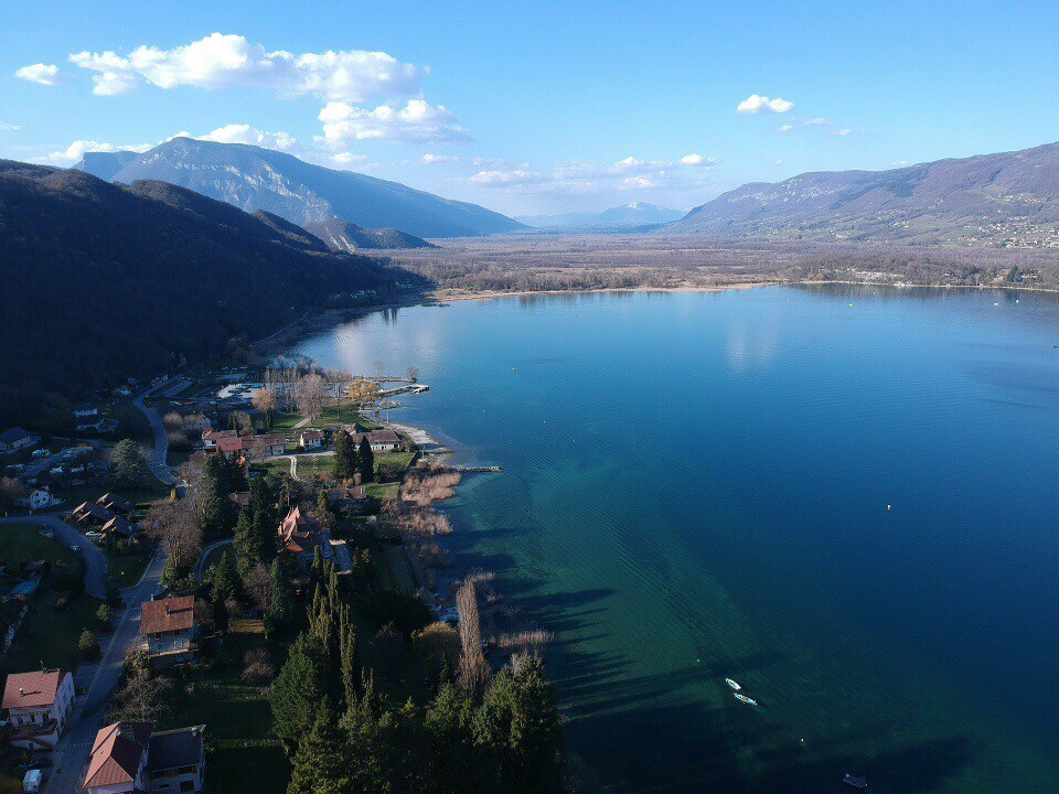 布尔盖特湖（ Lake Bourget ）水中的房子