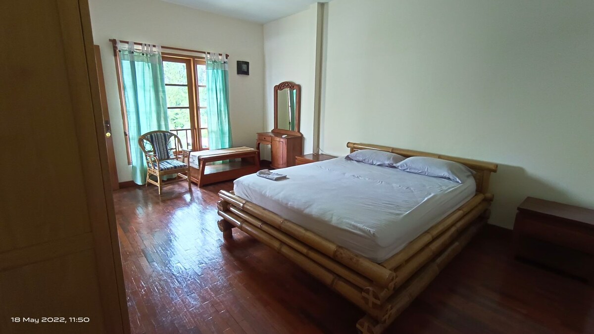 Manado ， 4间愉快的卧室，可欣赏山景。