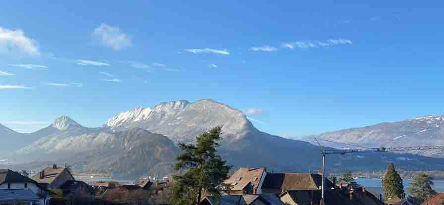 塔卢瓦雷斯（ Talloires ）可欣赏湖景和山景的复式公寓