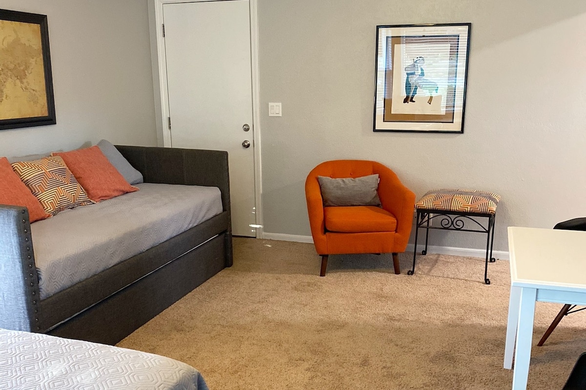 Private Suite & Patio w/ Pool, 40 min to Sequoias!