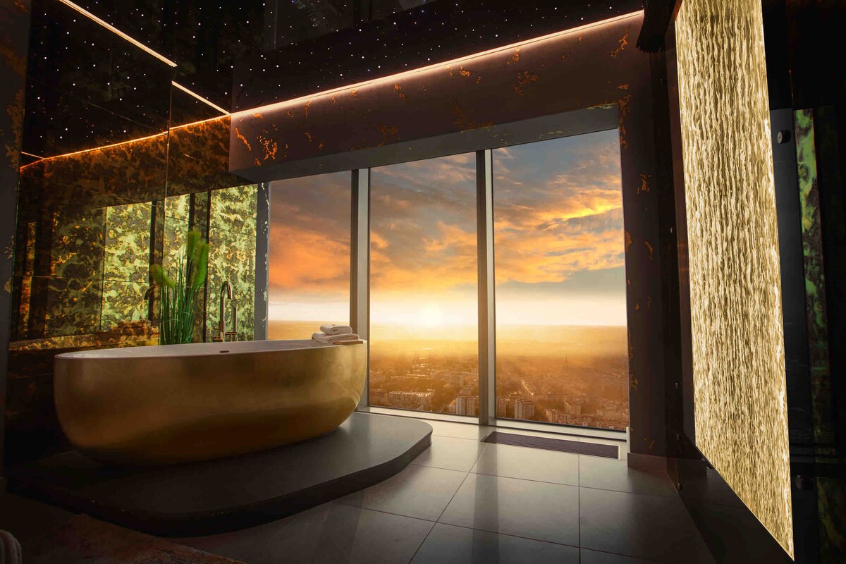 42nd Floor Luxury Apartment with Bathtub