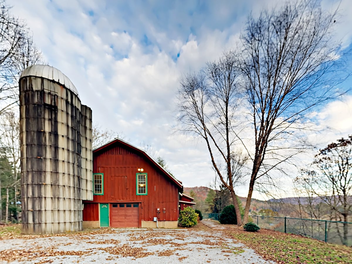 Barn House A Gorgeous 4BR/3BA Renovated 1900s Barn