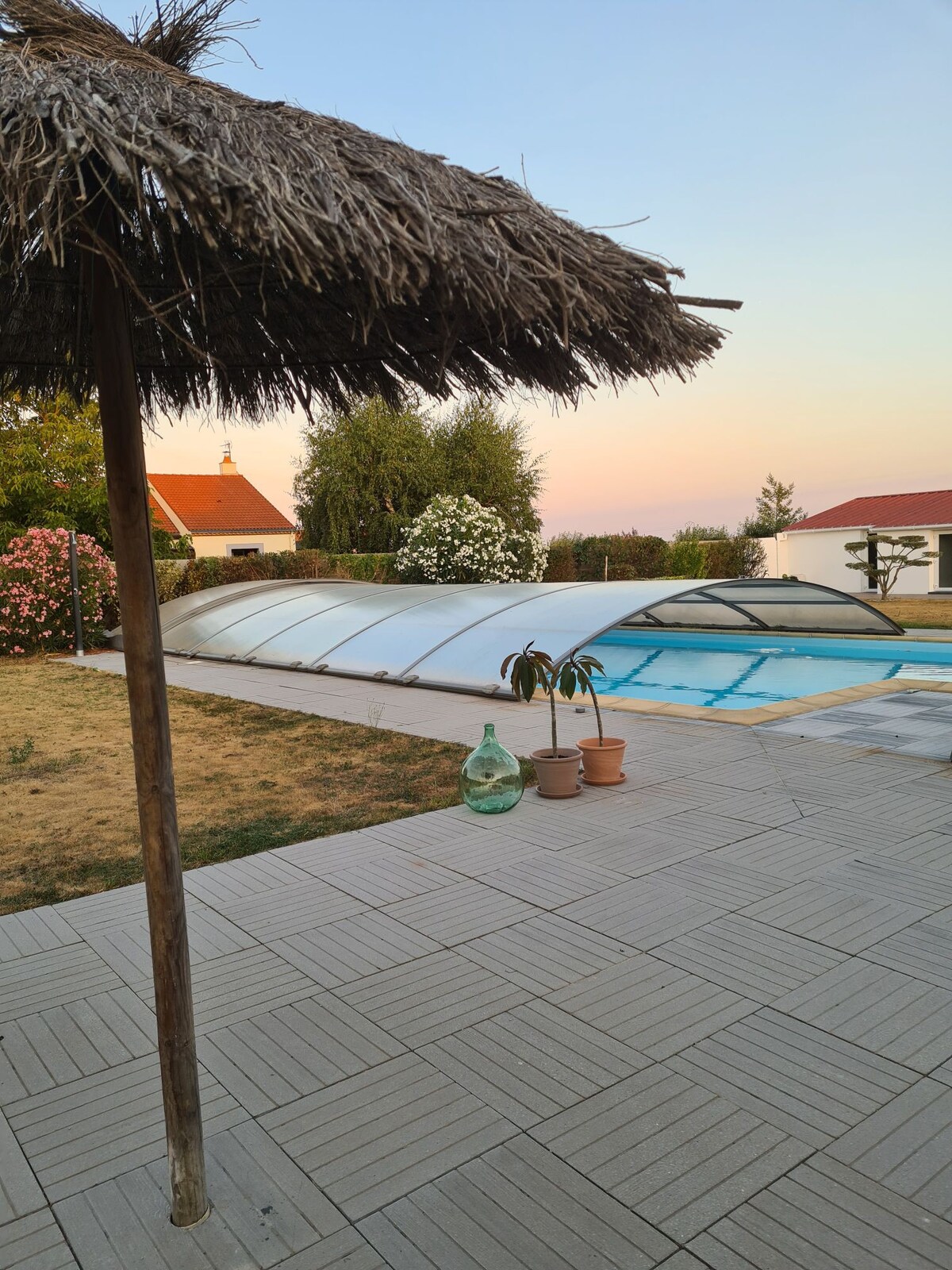 Logement privatif avec piscine, jardin et patio