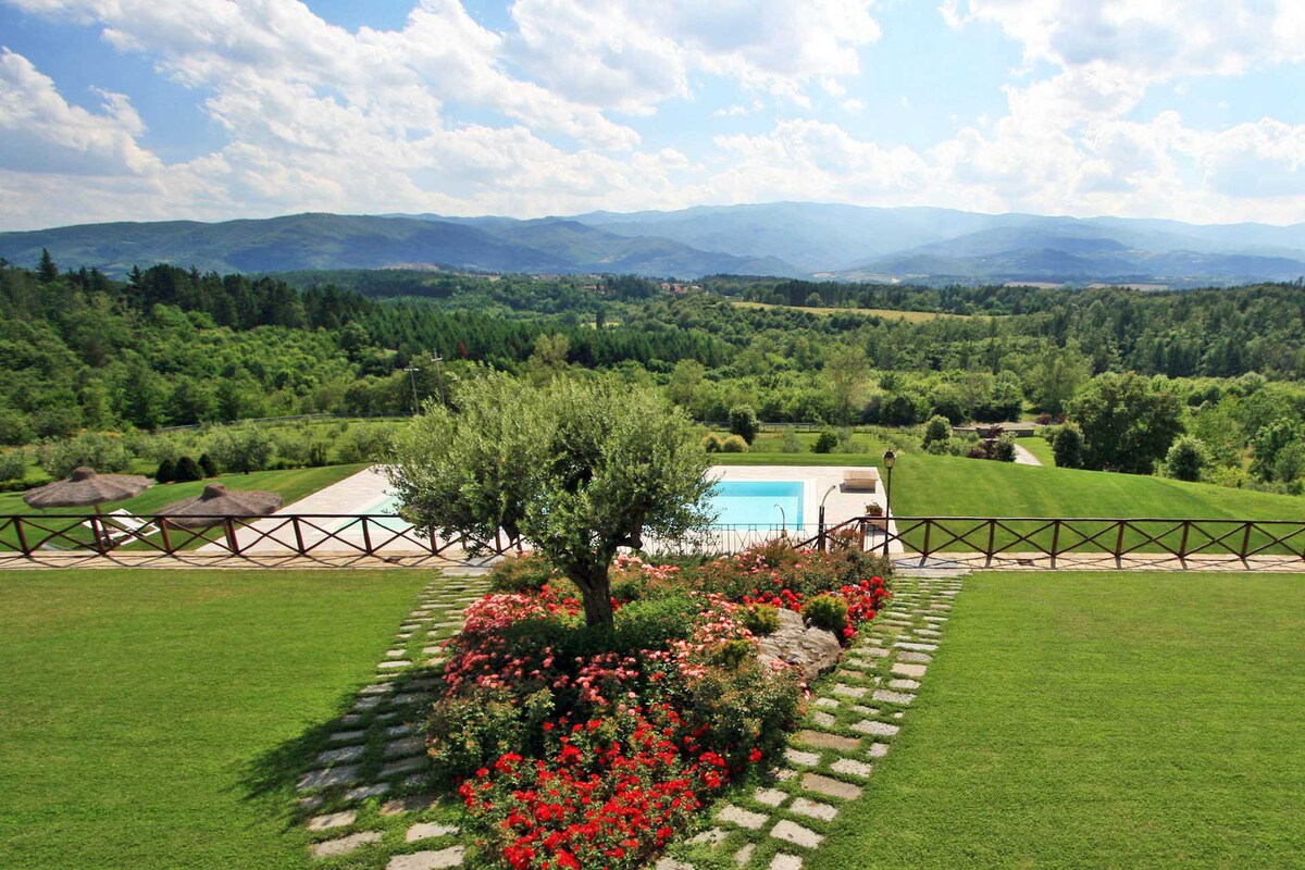 别墅可欣赏壮丽的景色和私人游泳池