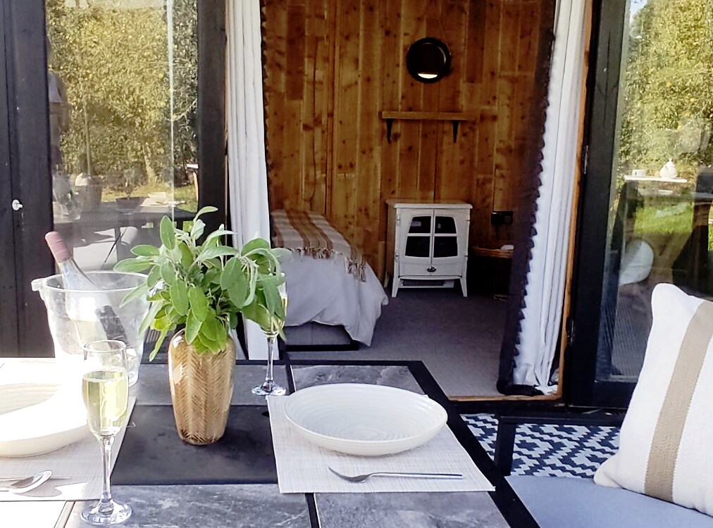 Enjoy nature in orchard glamping cabin near canal