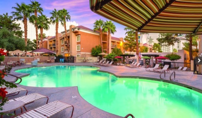 LUX 2 BDR Vegas Resort Retreat