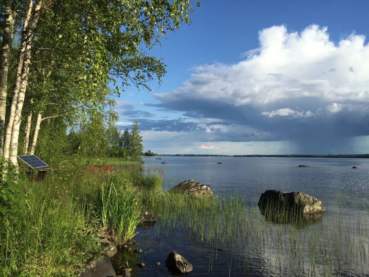 位于Höytiäinen海岸的半独立小屋