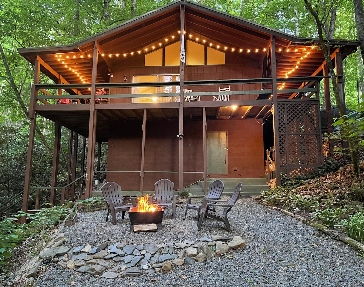 Creekside Mountain Retreat -森林中的小木屋