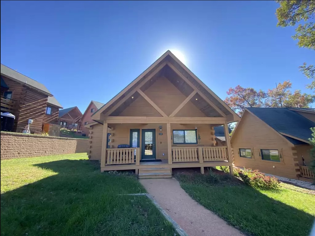 Cozy cabin near 3 Bears Resort - Warrens, WI