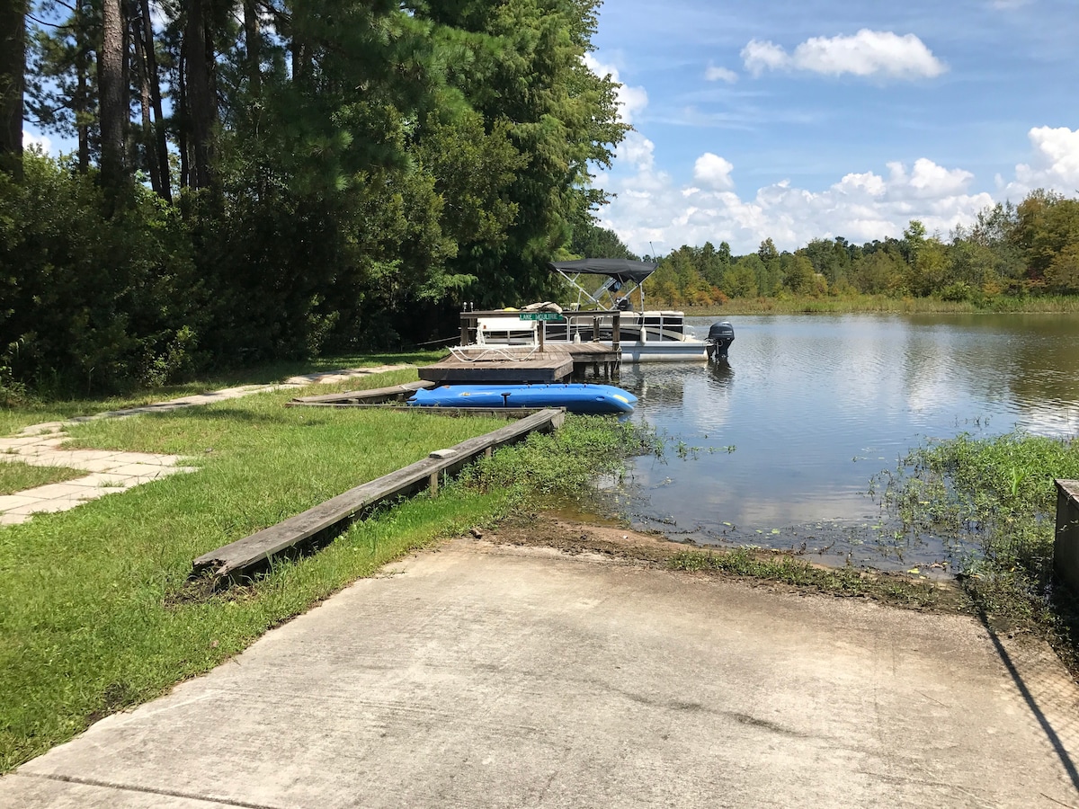 Lake House on the Water with Boat Ramp ！