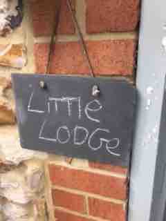 Tuckers Little Lodge ，带套房的豪华客房。