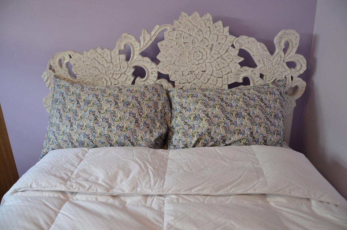 甜蜜的薰衣草梦带共用卫生间的郁郁葱葱的床