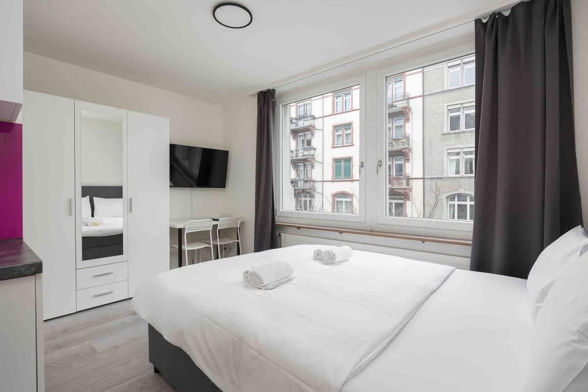 Urban Oasis with Queen Bed and View (BE-28)