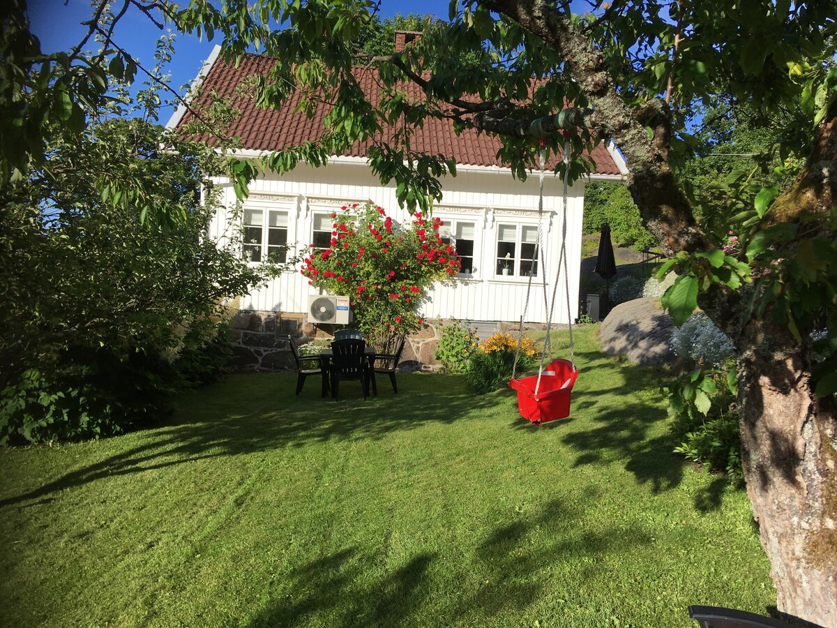 Sørlands-hus i Kilsund med hage, båt og brygge!