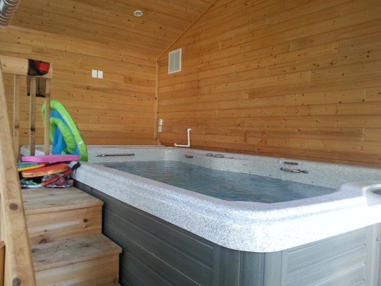 五星级现代农舍室内热水浴缸，可供8人入住。