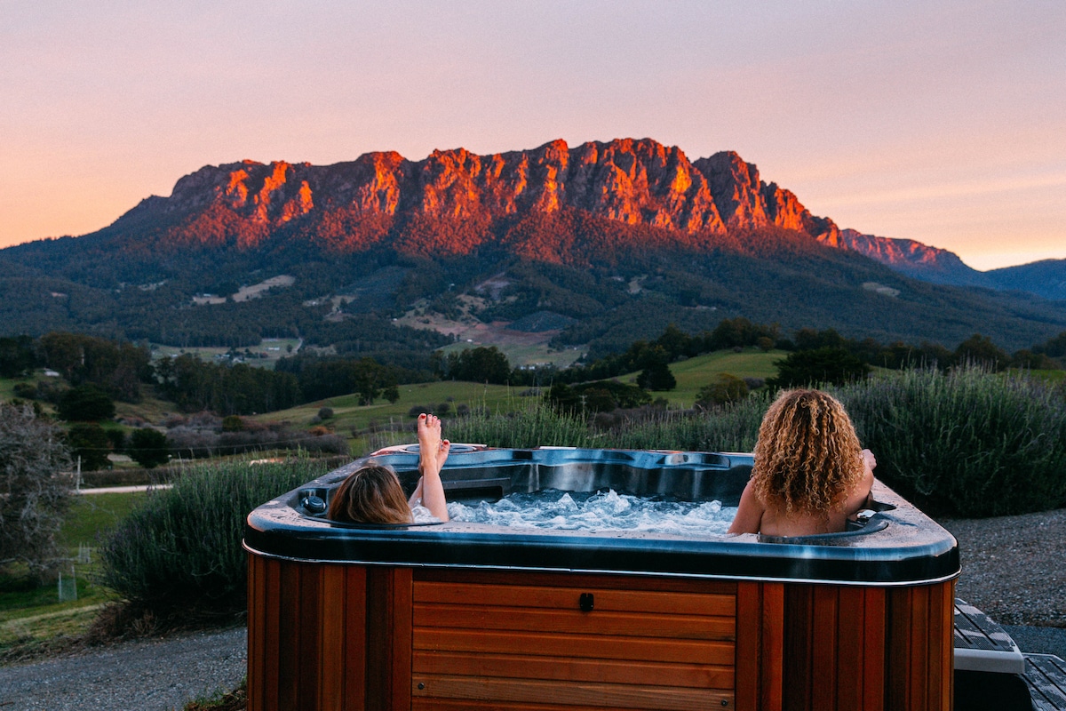 Eagles Nest I Honeymoon Stay Spas & Mountain View