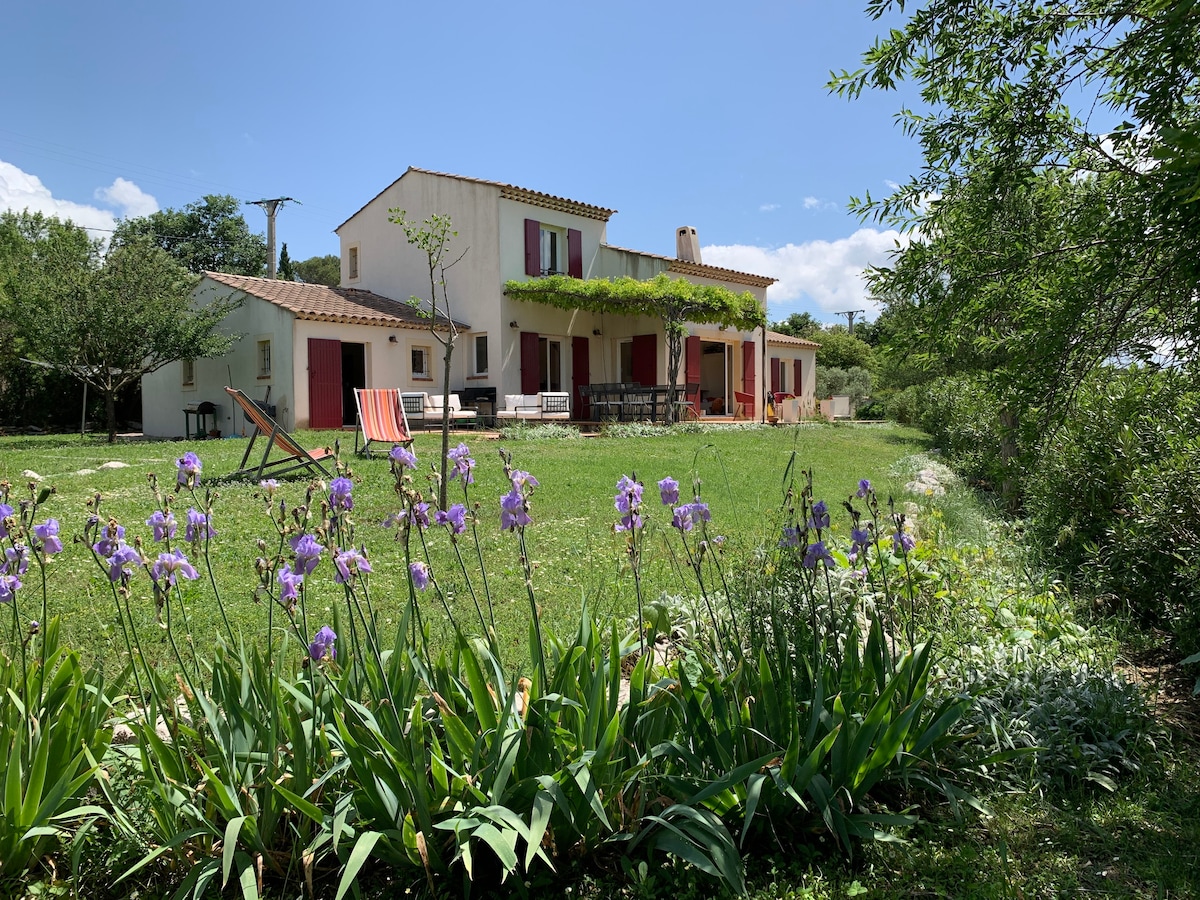 Villa avec piscine au calme proche Aix en Provence
