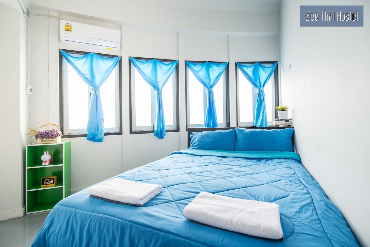 Zee Thai Hostel考山：独立房间，双人床11