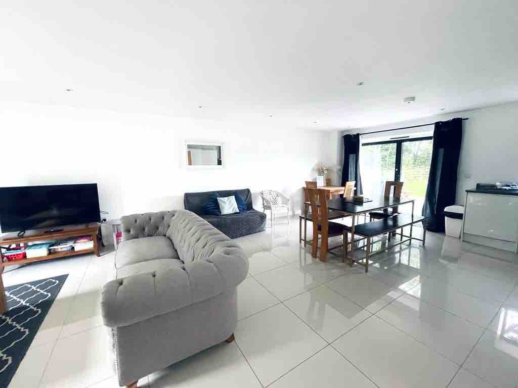 Modern 8 bed property - great for gatherings